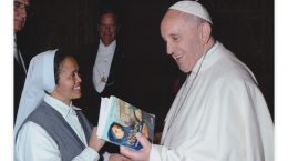 Sr. Alfonsina consegna a Papa Francesco la biografia di S. Rosa Venerini