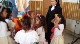 Romania - I bambini con sr. Giuliana