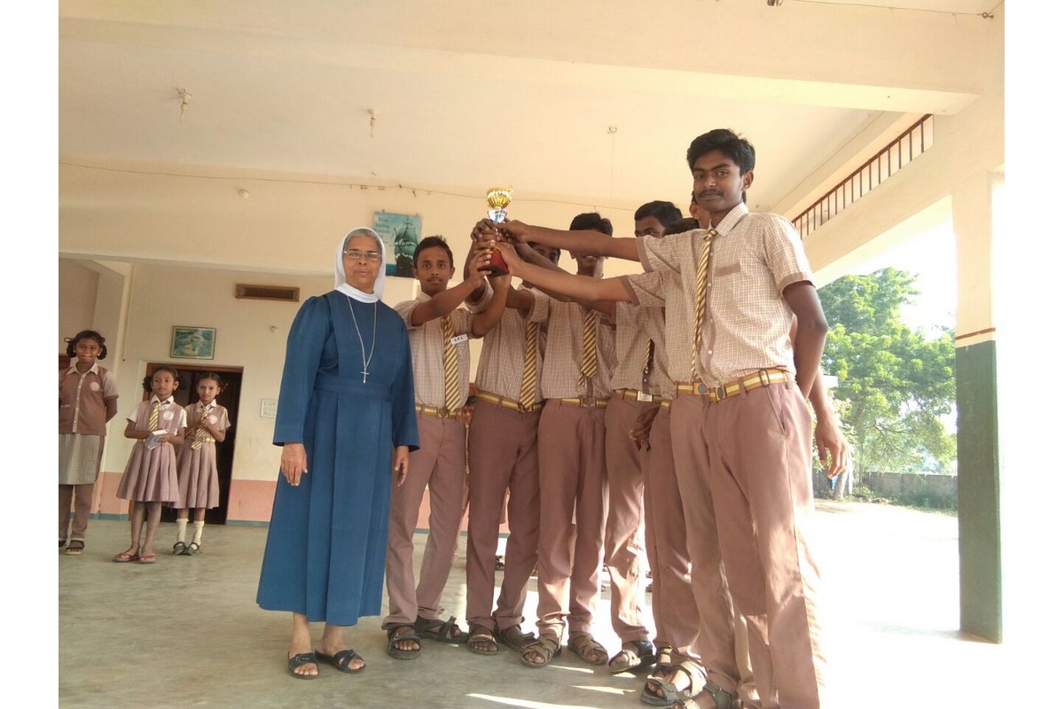 Andra Pradesh (India) - Sr. Celine (Preside) con gli studenti vincitori del concorso