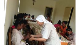 Madagascar - Sr. Marina mentre insegna alle ragazze della missione