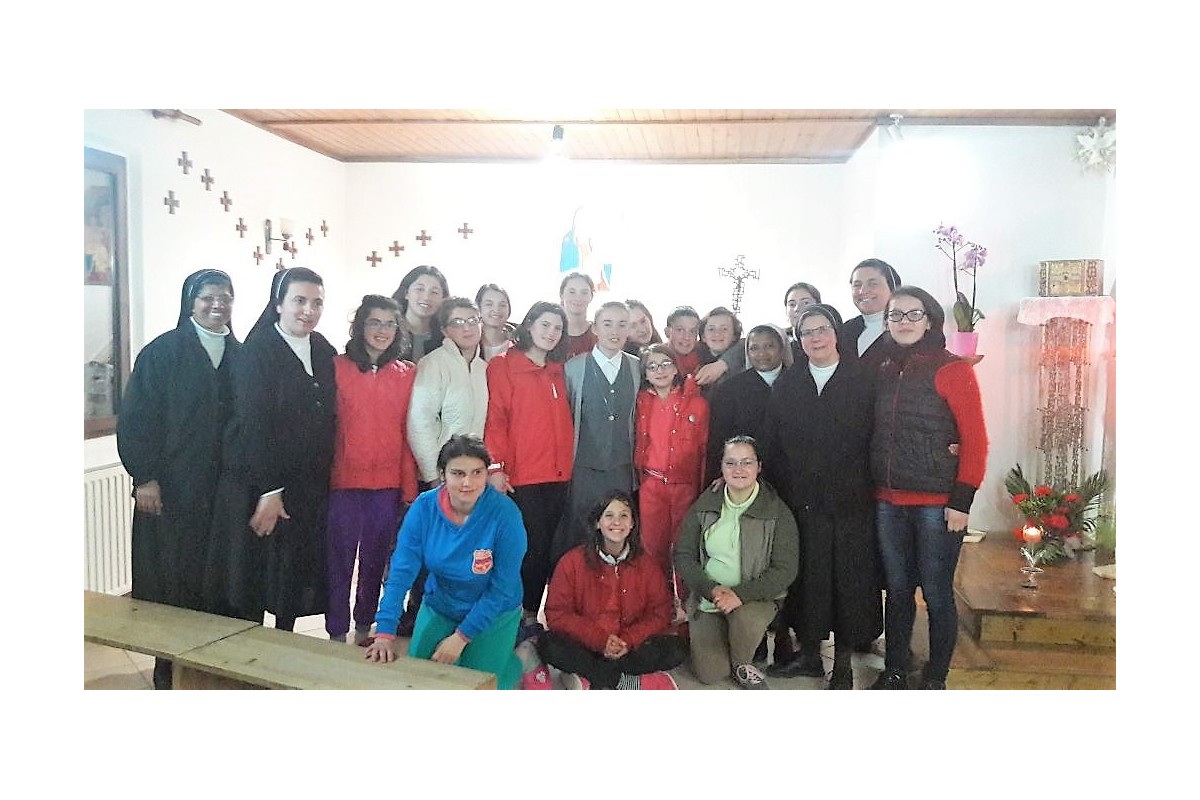 Foto di gruppo con la comunità di Gjader e le ragazze di Casa Rozalba