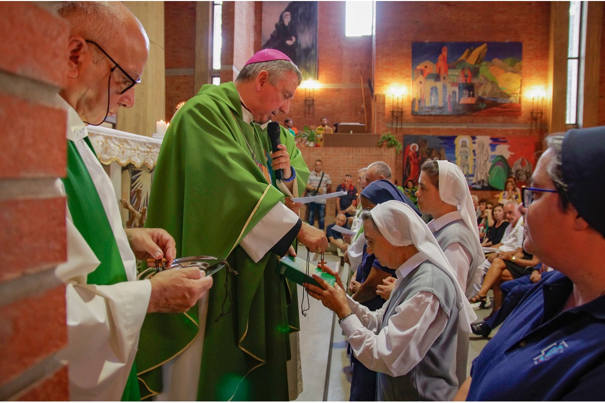 Sr. Karmen e Sr. Giuseppina ricevono il mandato per la missione popolare