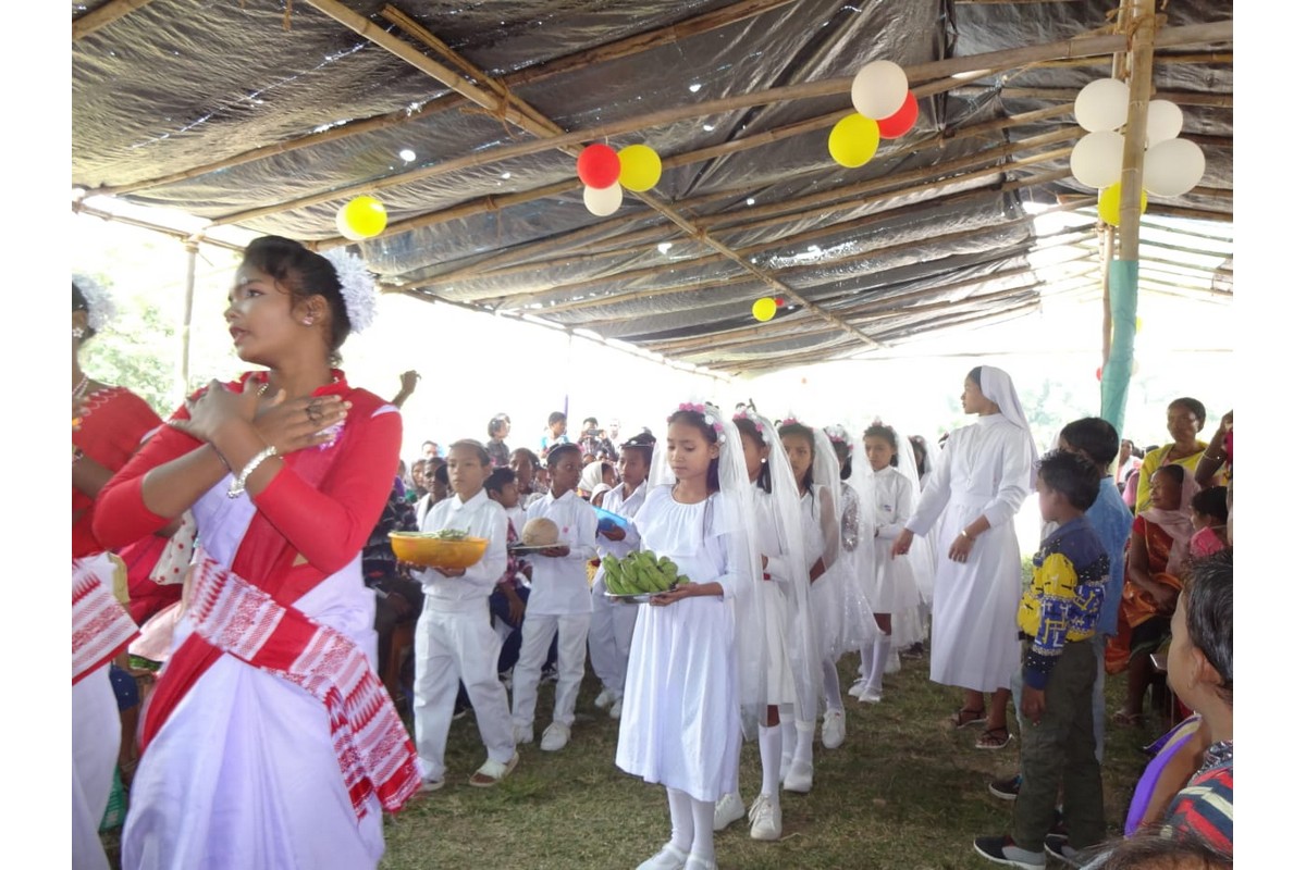 India - Prima Comunione a Langmili (Assam)