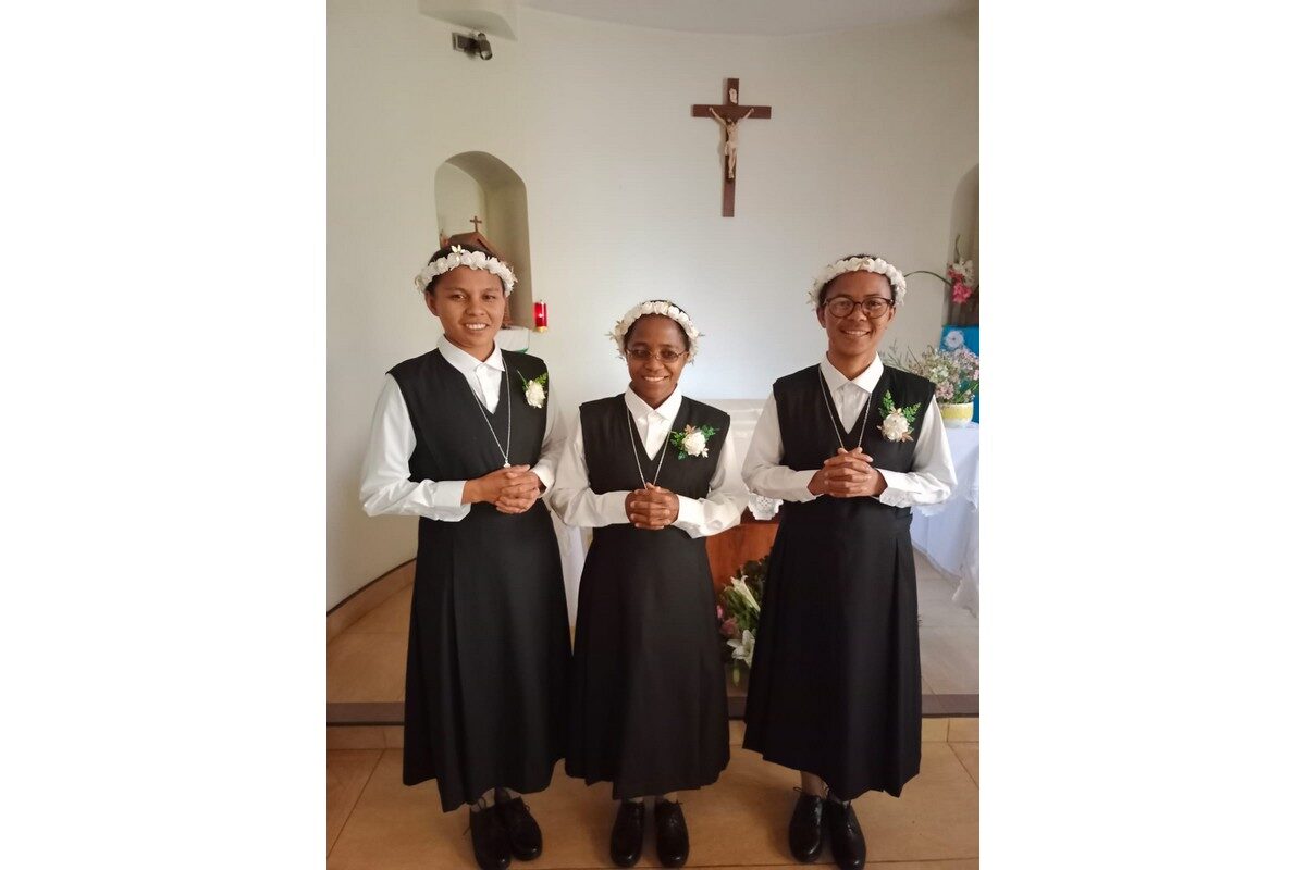 Professione di Sr. Jeanne, Sr. Odete e Sr. Clarisse